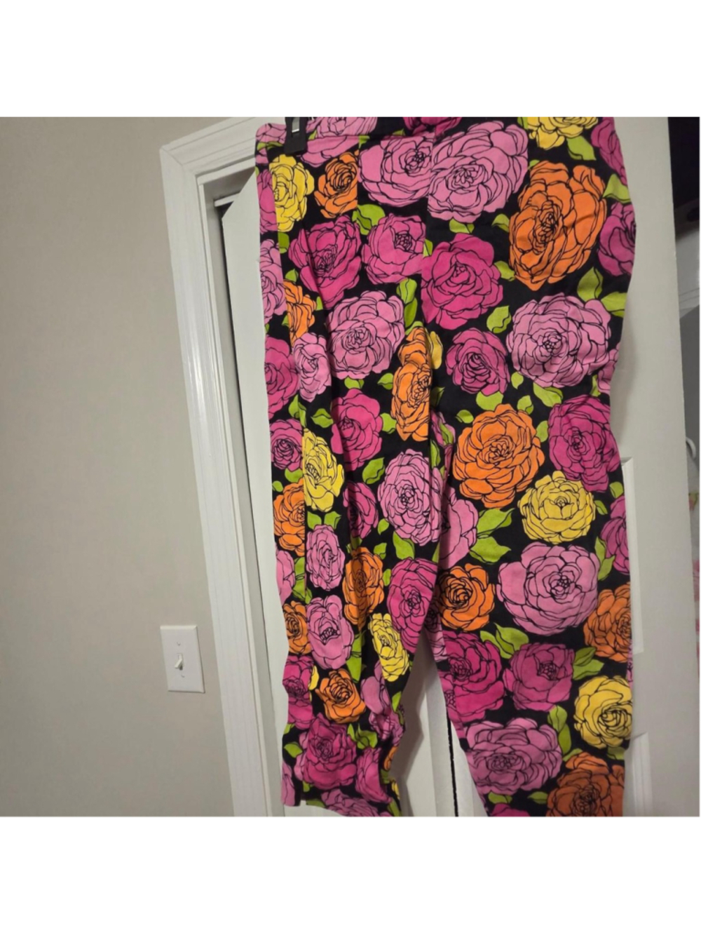 Briggs size 14 floral capris with button and zipper on side - stretchy material